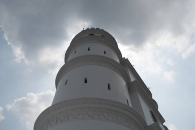Hoogly, West Bengal, Hindistan 'da bulutlu bir gökyüzü geçmişi olan Hoogly Imambara saat kulesi.