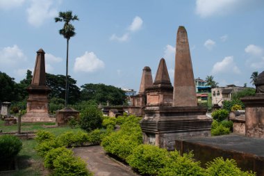 Hollanda mezarlığı, Çin Suriyesi, Hugli, Batı Bengal, Hindistan - 23 Temmuz 2025: Hollanda sömürgesi döneminin dikilmiş mezarları ve mezar taşları