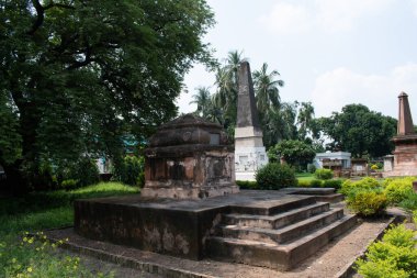 Hollanda mezarlığı, çinçin tarlası, Batı Bengal, Hindistan - 23 Temmuz 2025: Yeşil çevre ile birlikte Hollanda sömürgesi döneminin korunmuş tarihi mezar taşları