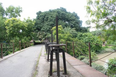 Geonkhali, Batı Bengal, Hindistan 'daki tarihi atık kapağı köprüsü, demir mekanizmaları ve kırsal tasarım genellikle yemyeşil alanlarla çevrili kanallardaki su akışını düzenlemek için kullanılır.