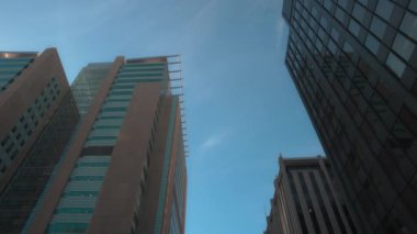 Şehir merkezindeki ofis binaları. Yavaş çekim, düşük açı görüş, doli çekim. 