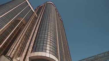 Şehir merkezinde yüksek binalar. Canlandırılmış renk çizimi dur hareketi efekti. 