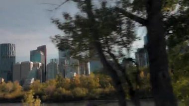 Şehir merkezindeki Calgary 'nin yanında. Yavaş çekim. 