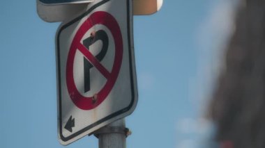 Mavi gökyüzü arka planında park etmek yasaktır. 