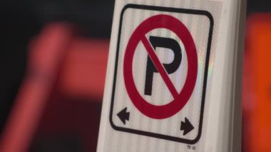 Sokakta trafik levhası yok, arkada arabalar var.. 