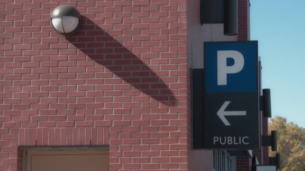 Parking Publiczny Jest Dostępny Znak Drogowy Obok Murowanego Budynku — Wideo stockowe
