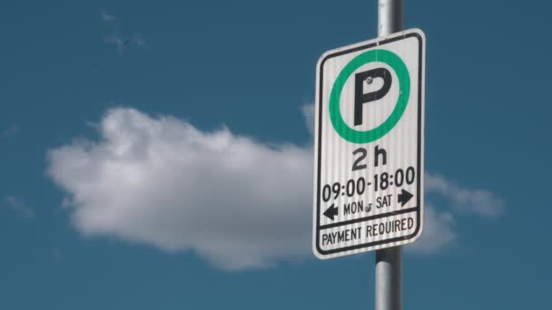 Reglas Estacionamiento Restringidas Señal Tráfico Pago Requerido Cielo Azul Nubes — Vídeos de Stock