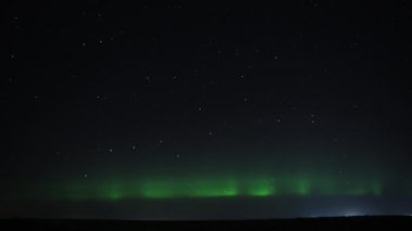 Kuzey Işıklarının Zaman Hızı Aurora Borealis yıldızlarla dolu gece gökyüzünde beliriyor. 