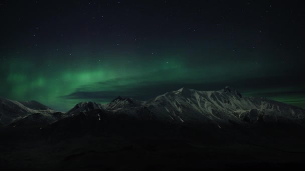 Північні Вогні Aurora Borealis Нічному Небі Над Сніжним Гірським Хребтом — стокове відео