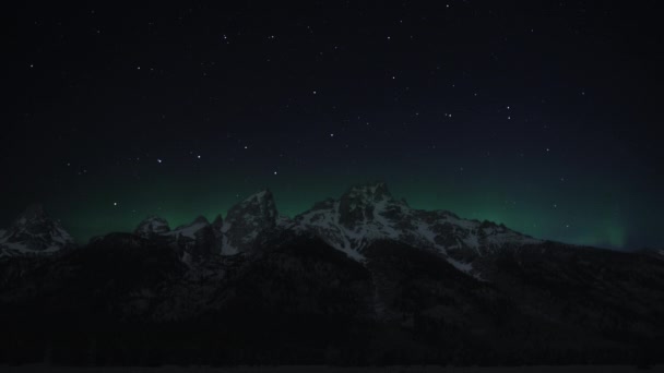 北极光北极光在雪峰之上的夜空中舞动 时间流逝 — 图库视频影像