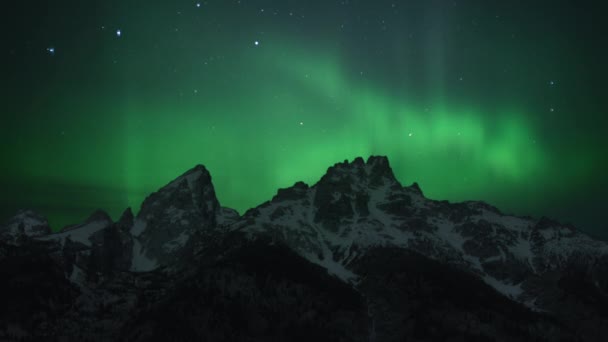 Norrsken Aurora Borealis Skiner Över Snöiga Bergstoppar Tidsförlopp — Stockvideo