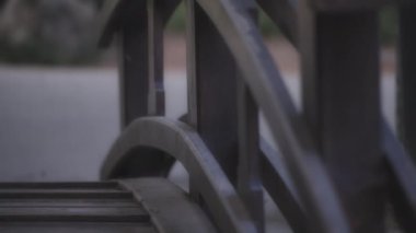 Bahçe köprüsünün ahşap bir çitini kapatın. Yavaş çekim. 