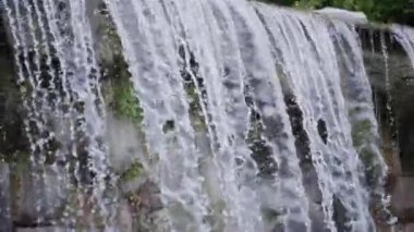 Dağdaki kayalara düşen şelale damlaları. Yavaş çekim. 