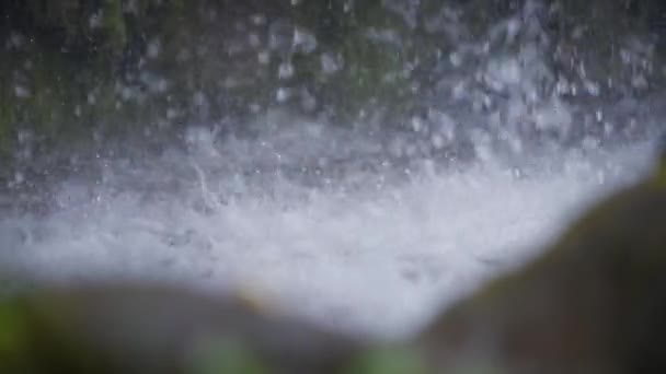 泡を作る川に水が落ちるのを閉じます スローモーション — ストック動画