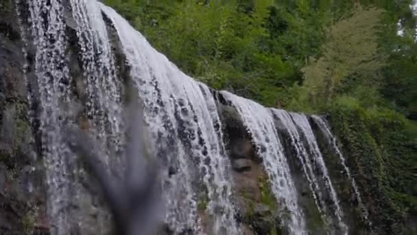 Hermosa Cascada Cayendo Borde Montaña Movimiento Lento — Vídeos de Stock