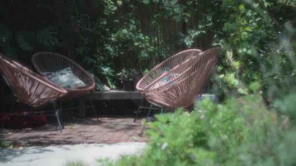 Moderní Hnědé Venkovní Židle Zahradní Terase Obklopené Stromy Zpomalený Pohyb — Stock video