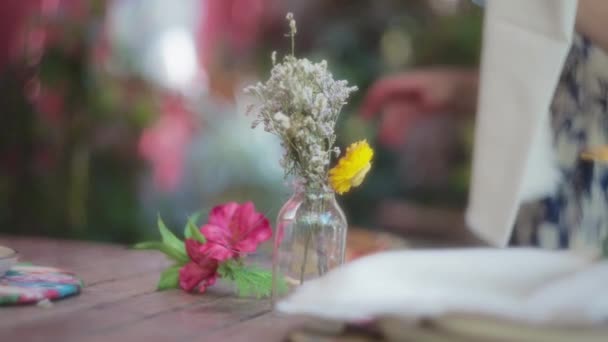 Όμορφα Λουλούδια Διακοσμήσεις Ένα Ξύλινο Τραπέζι Εξωτερικούς Χώρους Αργή Κίνηση — Αρχείο Βίντεο