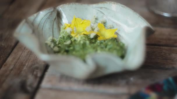 Pesto Gourmet Hermoso Tazón Con Flores Amarillas Comestibles Cámara Lenta — Vídeos de Stock