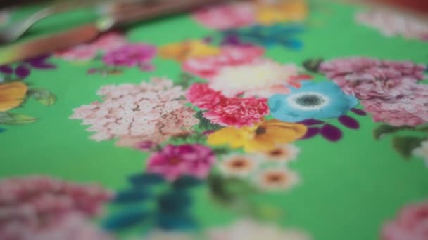 Close Colorido Placemat Artesanal Com Desenho Florido Sobre Mesa Madeira — Vídeo de Stock