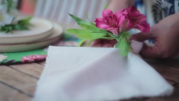 Kobieta Kładąca Różowy Kwiat Serwetce Przygotowująca Stół Wolny Ruch Płytka — Wideo stockowe