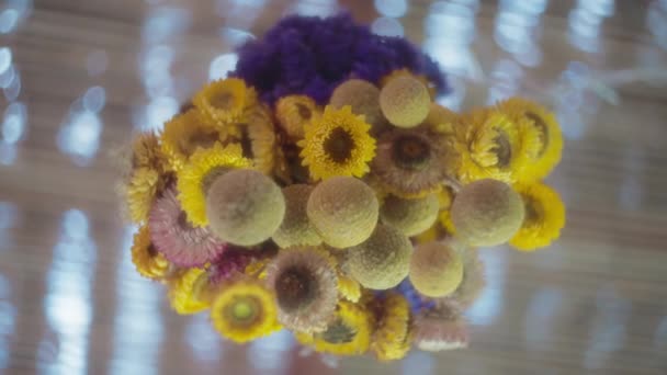 一束簇黄色和紫色的花挂在天花板上 布置得非常漂亮 慢动作 场浅层深度 — 图库视频影像
