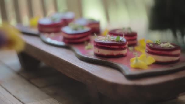 Aperitivo Fábrica Jantar Perfeito Com Flores Decorativas Uma Chapa Madeira — Vídeo de Stock