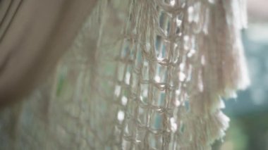 Verandadaki beyaz hamak detaylarını kapat. Yavaş çekim, yüzeysel alan derinliği. 