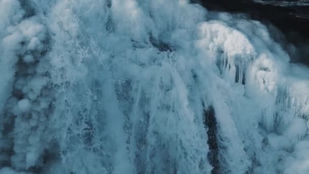 Водопад Зимой Каскадом Проходит Через Сосульки Скалы Медленное Движение — стоковое видео