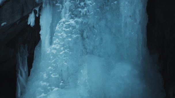 Water Dat Winter Onder Dikke Bevroren Ijslaag Beweegt Langzame Beweging — Stockvideo