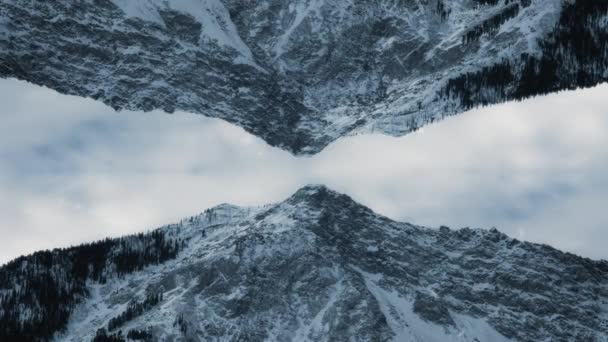 两个山峰相交 雪落在中间的概念 慢动作 — 图库视频影像