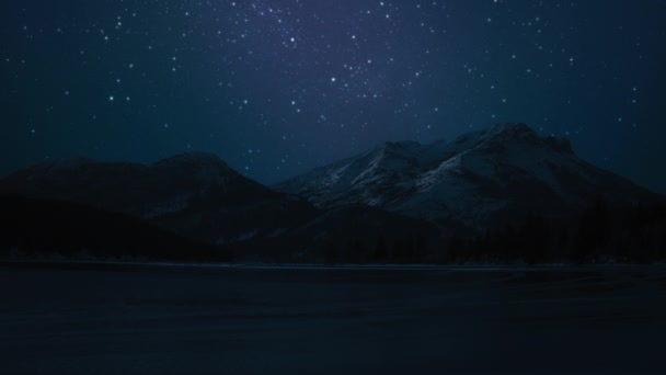 Noční Obloha Plná Hvězd Nad Zasněženými Vrcholky Hor Jezerem Noční — Stock video