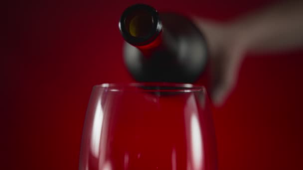 Kırmızı Şarap Yavaş Yavaş Kırmızı Arka Planda Şişeden Dökülüyor Yavaş — Stok video