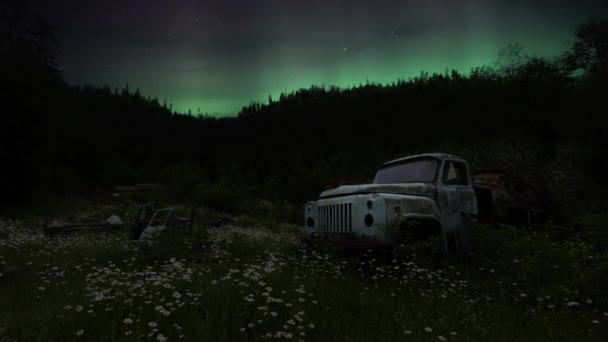 Northern Lights Aurora Borealis Acima Velho Caminhão Abandonado Campo Florido — Vídeo de Stock