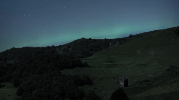Las Auroras Boreales Brillan Sobre Colina Verde Por Noche Tiempo — Vídeos de Stock