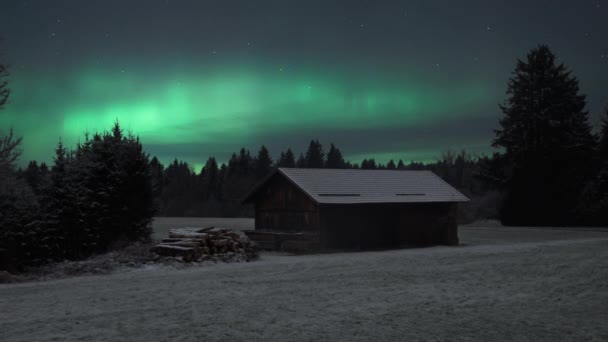 Northern Lights Aurora Borealestá Brilhando Sobre Casa Madeira Meio Floresta — Vídeo de Stock
