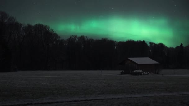 Luces Boreales Aurora Borealis Brillando Sobre Casa Madera Campo Invierno — Vídeos de Stock