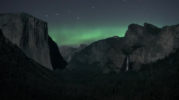 北极光在约塞米蒂国家公园上空闪烁着光芒 时间流逝 — 图库视频影像