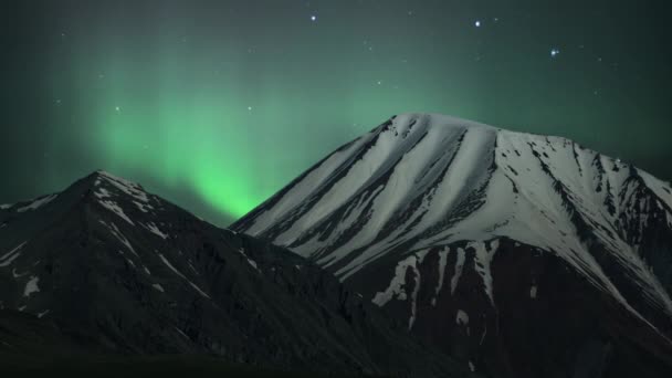 Aurora Borealis Northern Lights Está Brilhando Sobre Picos Nevados Montanha — Vídeo de Stock