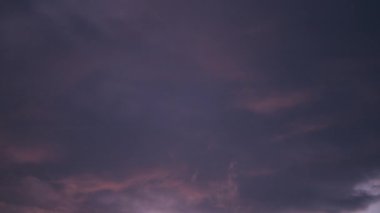 Gün batımında mor gökyüzünde hareket eden bulutlar. Zaman Süreleri. 