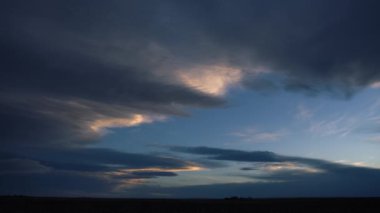 Gün batımında mavi gökyüzünde hareket eden güzel bulutlar. Zaman Süreleri. 