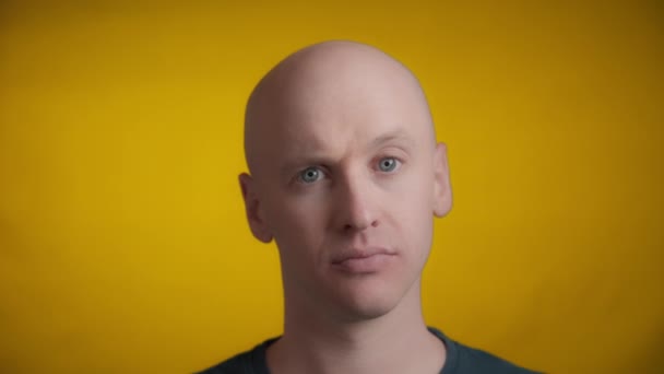 Homme Aux Yeux Bleus Peau Brillante Regardant Droit Vers Caméra — Video