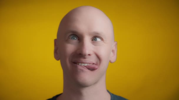 Muž Dělá Praštěný Obličej Jazykem Vyčnívajícím Strany Očima Zkříženýma Žlutém — Stock video