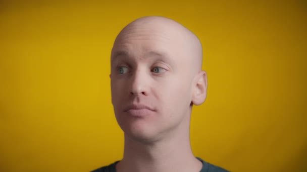 Homme Aux Yeux Bleus Peau Brillante Regardant Maladroit Sur Fond — Video