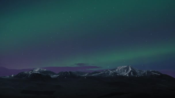 Polarlichter Polarlichter Die Über Verschneiten Berggipfeln Sternenhimmel Leuchten Zeitraffer — Stockvideo