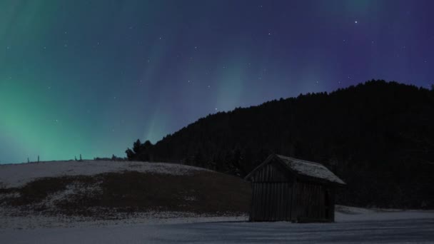 Aurora Borealis Kuzey Işıkları Kar Ormanın Yanındaki Küçük Ahşap Bir — Stok video