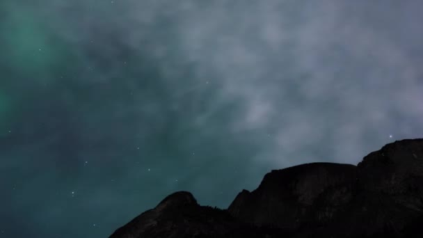 북극광인 오로라 리스가 밤하늘에서 빛나고 시간의 — 비디오