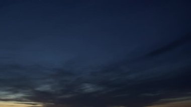 Ufukta güneş batarken gökyüzünde hareket eden bulutlar. Zaman aşımı. 