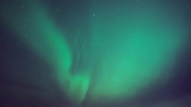 Aurora Borealis gece gökyüzünü yeşil renklerle aydınlatıyor. Zaman Uygulaması. 