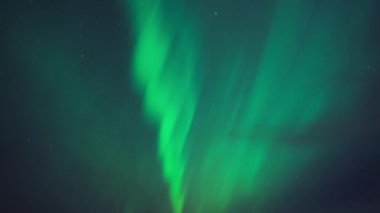 Gece gökyüzü renkli kuzey ışıklarıyla aydınlandı. Zaman Uygulaması. 