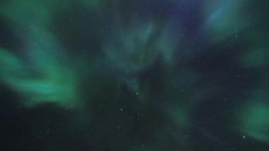 Gece gökyüzünde Kuzey Işıkları Aurora Borealis beliriyor. Zaman Uygulaması. 